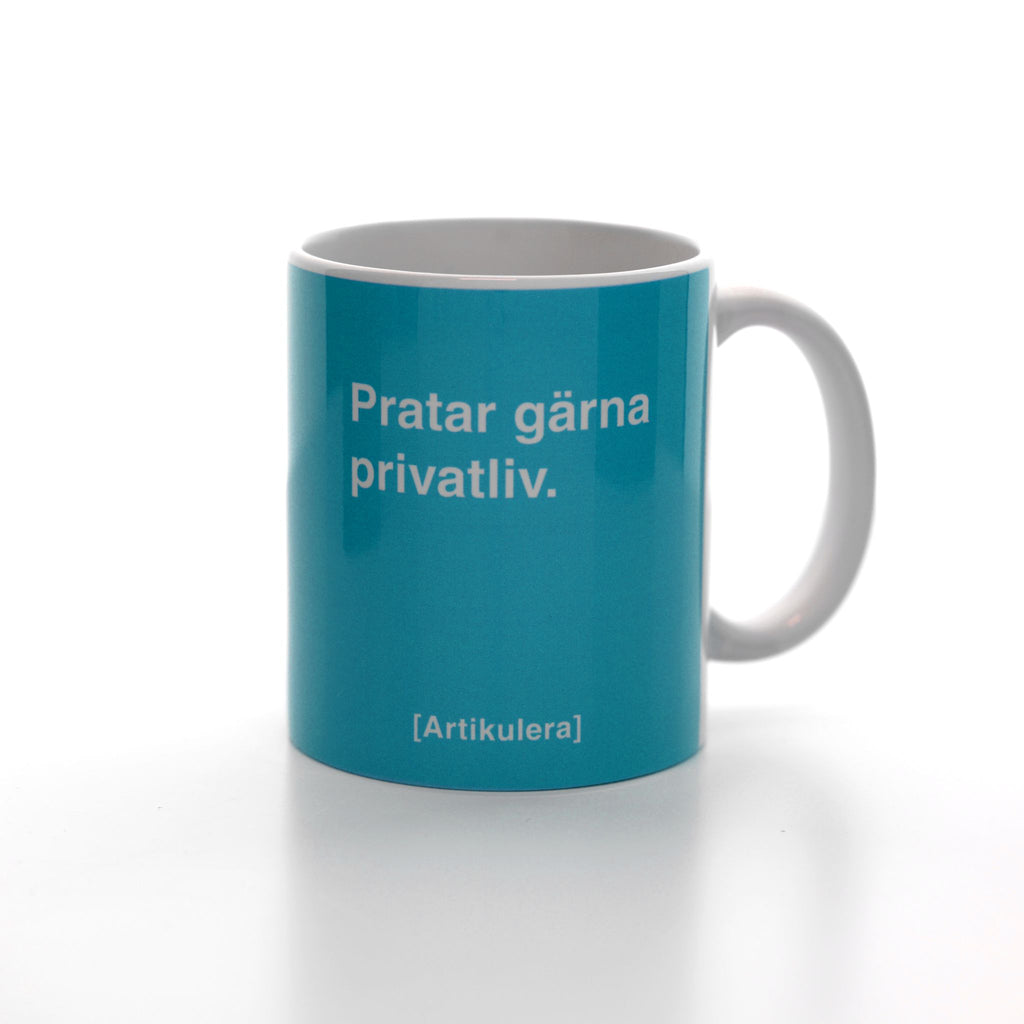Vit mugg med turkos  tryck, vit text ”Pratar gärna privatliv.” samt vit Artikulera-logotyp